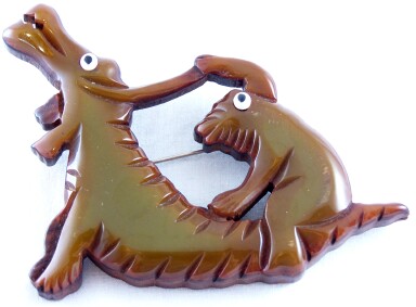 BP151 bakelite/wood frog riding alligator pin
